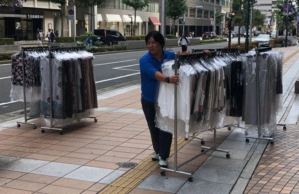 ハンガー商品を納品｜高級婦人服の催事搬出入｜東京・千葉・埼玉のハンガー輸送